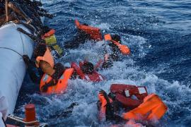  En solo un día, al menos cien muertos en dos naufragios en las costas de Libia