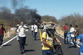 Normalistas de Michoacán incendian vehículos en protesta tras la detención de varios compañeros