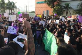 Manifestación pacífica contra violencia de género en Cancún