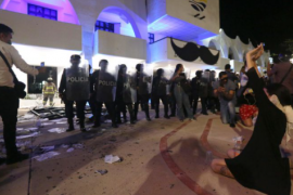 Policías abren fuego en manifestación feminista en Cancún, exigen investigación; hay lesionados y detenidos