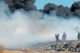 El fuego comenzó en una superficie utilizada para el confinamiento de llantas, lo que propició la propagación rápido de las llamas