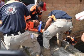 Un hombre cae a canal de aguas negras en barrio La Palma de Acayucan