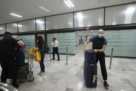 Sin protocolos por nueva cepa COVID, arriban turistas a México procedentes de Reino Unido