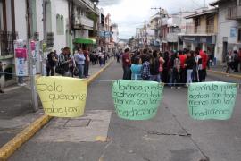 Protestan vendedores establecidos de la Plaza Clavijero