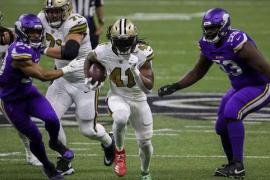 El corredor Alvin Kamara (centro) consiguió seis anotaciones por tierra e igualó una marca impuesta hace 91 años en la NFL.