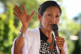 Deb Haaland, diputada federal por Nuevo México y nominada por el presidente electo, Joe Biden, a ocupar la Secretaría del Interior