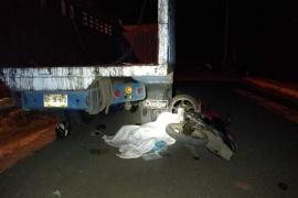  Fallece motociclista al impactarse contra un camión cañero en Carrillo Puerto