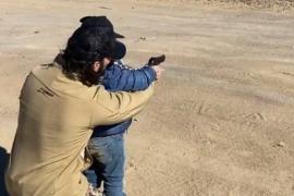 Critican a Poncho de Nigris por enseñar a hijo de 4 años a disparar