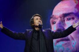 Tras la pandemia el cantante Raphael reúne en España a más de 5 mil personas 