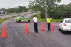  Se derrumban torres eléctricas tras fuertes vientos en la carretera Coatza-Mina