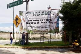 Colocaron una lona en el parque Miguel Hidalgo frente al Palacio Municipal para advertir que seguirán en su lucha por la defensa de sus tierras