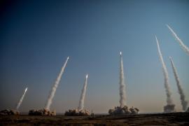 En la primera fase de las maniobras del viernes, la división aeroespacial de la Guardia lanzó varios misiles balísticos tierra-tierra contra bases enemigas simuladas