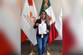La abogada Susana Corona se registra como precandidata para alcaldía de Acayucan