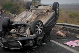 De acuerdo con el reporte de grupos de emergencia, el vehículo se conducía con aparente exceso de velocidad