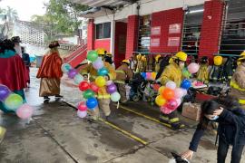 Bomberos de Córdoba se convierten en Reyes Magos llevan juguetes a niños de la reserva territorial