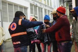 PC Xalapa entrega cobertores a familiares de pacientes hospitalizados