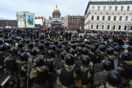 La policía bloquea el paso de manifestantes que demandan la liberación del líder opositor Alexei Navalny, en San Petersburgo, el 31 de enero de 2021.