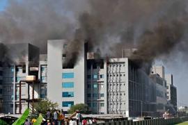 Cinco cadáveres fueron hallados entre las ruinas del edificio luego que los bomberos lograron apagar las llamas, indicó Murlidhar Mohol, alcalde de Pune en el estado de Maharashtra