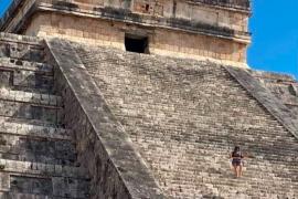  Femenina se viraliza luego de burlar la seguridad y subir la pirámide de Chichen-Itza