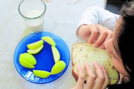 Ofrecer alimentos procesados desde las primeras etapas de la vida, uno de los errores más comunes y más dañinos, advierten