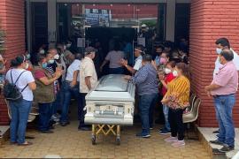 Familiares y amigos acompañan en su última morada a alcaldesa de Cosoleacaque y su hija