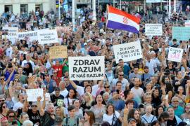 Miles de propietarios de negocios en Croacia protestan contra restricciones por COVID