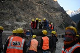 Unos 200 socorristas reanudaron las tareas de rescate el lunes al amanecer, tras la rotura de un glaciar del Himalaya la víspera