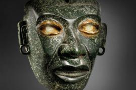 Una máscara atribuida a la cultura teotihuacana, fechada entre 450-650 d.C., se subastó por 437 mil 500 euros (526 mil 800 dólares).