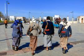 Combatientes leales a los rebeldes hutíes llegan a un funeral de sus compañeros en la mezquita al-Saleh de la capital, Saná en Yemen.