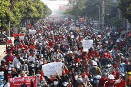 Manifestantes en una calle de Mandalay, en Myanmar, repudian el golpe de Estado este domingo