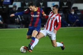 Lionel Messi coronó ayer con gol de tiro libre el triunfo del Barcelona 2-1 frente al Athletic Bilbao