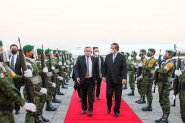 El canciller Marcelo Ebrard recibe al presidente argentino Alberto Fernández, en el Aeropuerto Internacional de la Ciudad de México, el 22 de febrero de 2021.