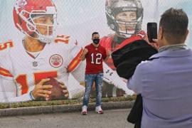 Con 25 años de edad, Patrick Mahomes, mariscal de los Jefes, intentará conseguir su segundo anillo de Supertazón consecutivo y entrar en los libros de historia de la NFL. En tanto, Tom Brady, de 43, quiere extender su leyenda en busca de su séptimo trofeo Vince Lombardi, así como lograr que Tampa Bay, primer equipo en llegar a la final en su propia ciudad, se alce con el título.