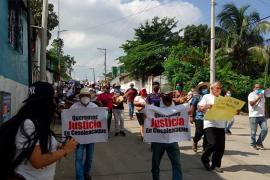 Vestidos de blanco y con cartulinas cerca de 200 personas marcharon por la avenida Eulalio Vela hasta llegar al centro de la ciudad