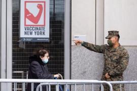 Al menos mil militares autorizados por el Pentágono aplican vacuna COVID19 en EEUU