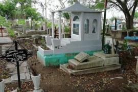 De acuerdo con reportes ciudadanos, durante todo el año se han enterrado varias personas en los pasillos que estaban delimitados desde la construcción de este cementerio