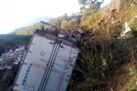 Fallece un trailero luego de volcar su unidad en la Acatzingo-Ciudad Mendoza