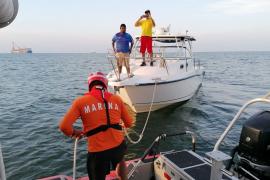 Rescata la Marina a cinco personas en un yate a la deriva en Veracruz