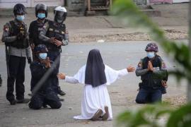 “¡No disparen contra los niños, mátenme a mi!”, suplica la monja Ann Rose Nu Twang a policías de Myanmar, durante protestas de centenares de personas en el estado de Kachin