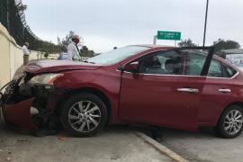 Automovilista impacta muro tras derrapar en peligrosa avenida de Veracruz