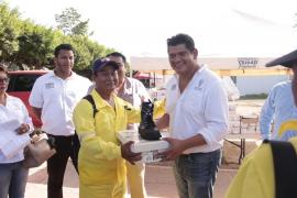 En Acayucan el presidente municipal entrega botas a empleados de limpia
