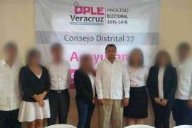  Expresidente del Consejo Distrital del OPLE en Acayucan fue observado robando celular