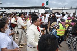 En Las Choapas reciben a López  Obrador con mariachis y peticiones