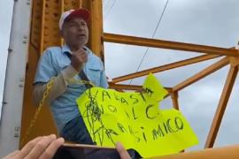 En el puente Coatza I, pescador se amarra necesitaba ser escuchado por el Presidente