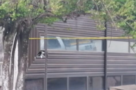 Elementos policiacos aseguran una vivienda en Coatzacoalcos donde guardaban coches robados