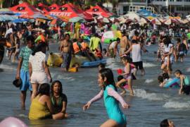 Bañistas invadieron las playas de la zona conurbada a pesar de que el estado aún presenta riesgo medio por la incidencia de contagios