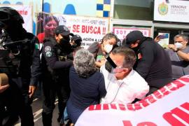 Se desconoce la razón de la detención que provocó que su hijo lo siguiera en una camioneta para saber a dónde se lo llevaban