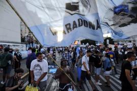  Cientos de fanáticos piden justicia por la muerte de Diego Armando Maradona