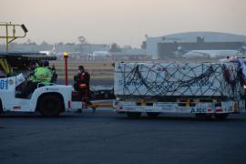 Descarga del tercer cargamento con 500 mil dosis de vacunas Sputnik-V contra el Covid-19, en la Terminal 1 del Aeropuerto Internacional de la Ciudad de México, el 31 de marzo de 2021.