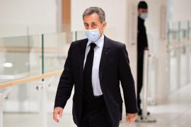El ex presidente Nicolás Sarkozy al llegar a una diligencia en un tribunal de París, en noviembre de 2020
